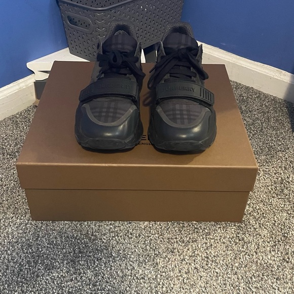 Burberry sneaker size 41 (8) worn 3 times like new - Picture 4 of 4